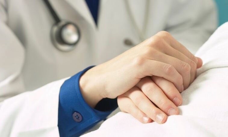 médico apoia paciente com prostatite